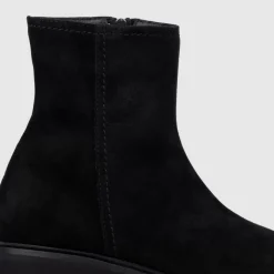Saundra Women Boots